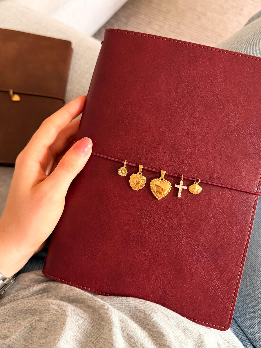 Burgunder bokmappe A5 med fem charms: solsikke, vintage hjerte, stort hjerte, kors og skjell